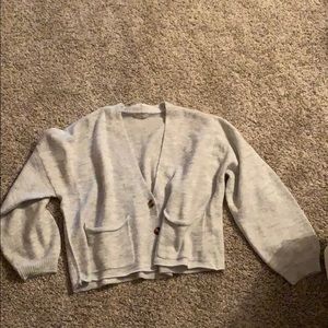 An oversized cropped thin knitted sweater.